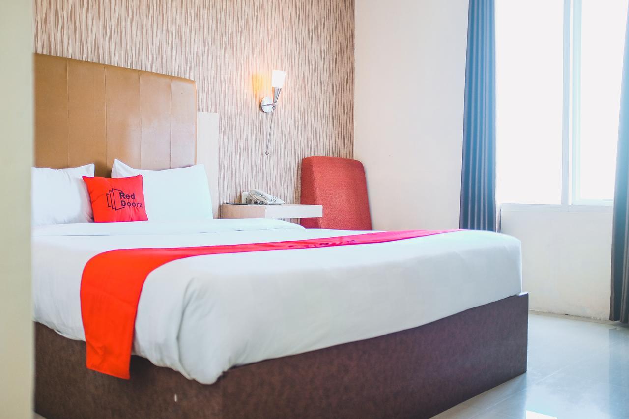 Reddoorz Plus Near Mall Panakukang Makassar Exterior foto